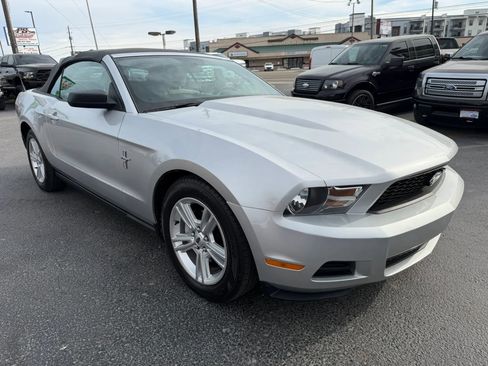 Used 2010 Ford Mustang Convertible image 7
