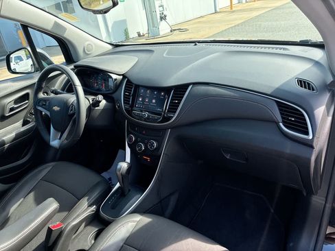 Used 2022 Chevrolet Trax LT w/ Midnight Edition FWD image 27