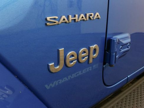 Used 2023 Jeep Wrangler Unlimited Sahara w/ Cold Weather Group AWD/4WD image 8