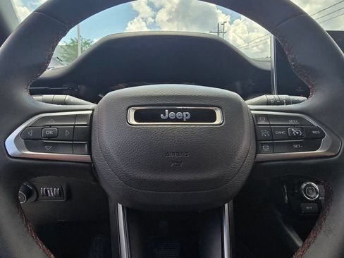 Used 2025 Jeep Compass Trailhawk AWD/4WD image 32