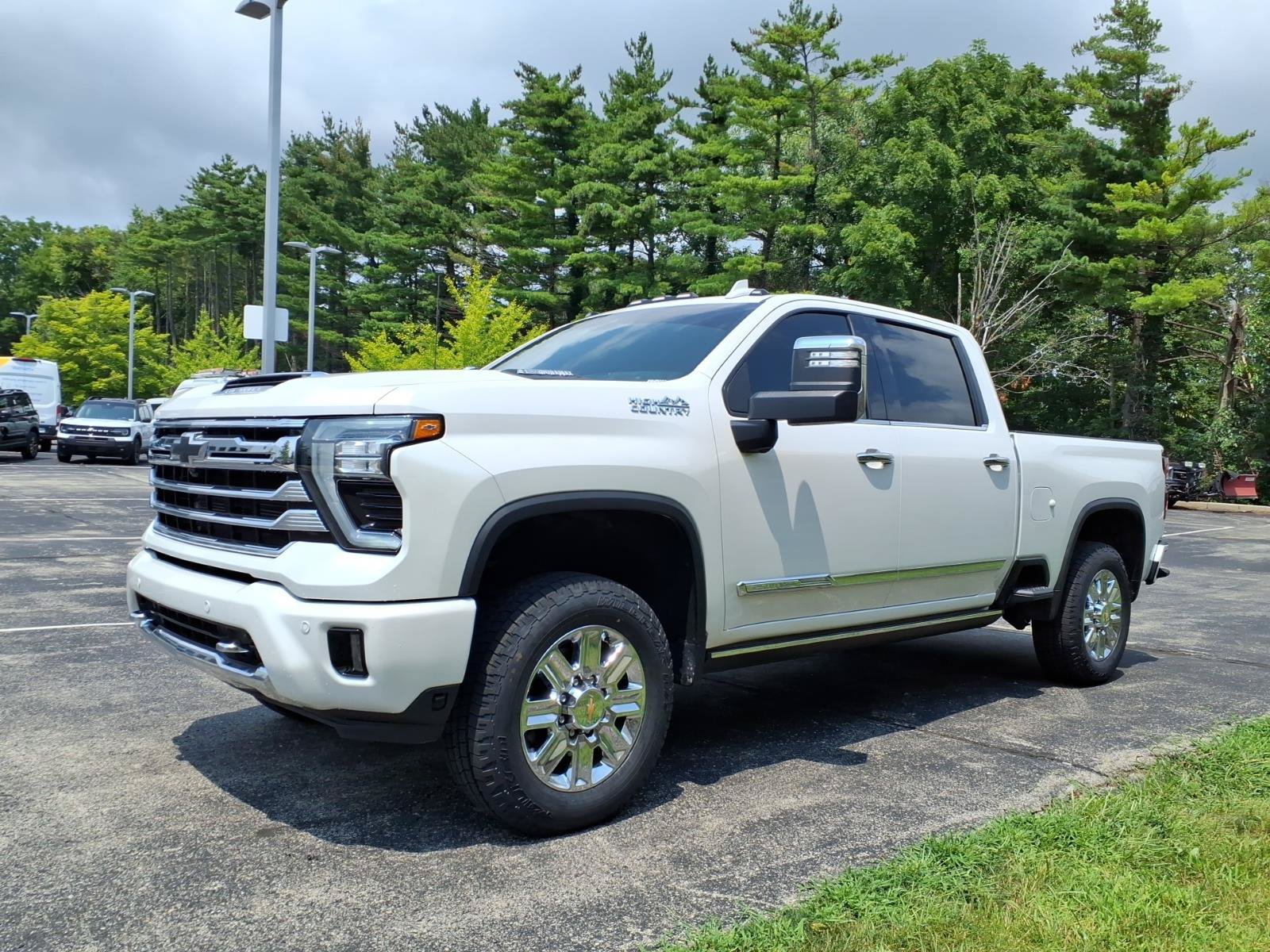 Used 2024 Chevrolet Silverado 2500 High Country w/ High Country Premium Package AWD/4WD image 5