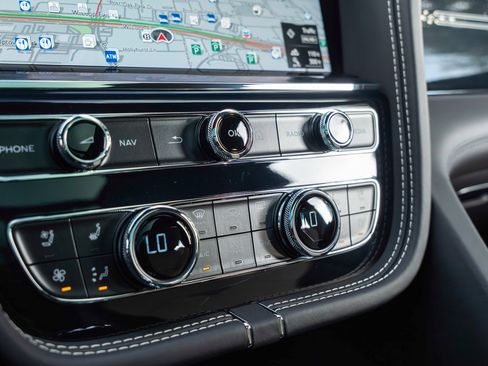 Used 2023 Bentley Bentayga Extended Wheelbase image 37