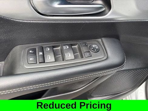 Used 2023 Chrysler Pacifica Touring FWD image 14