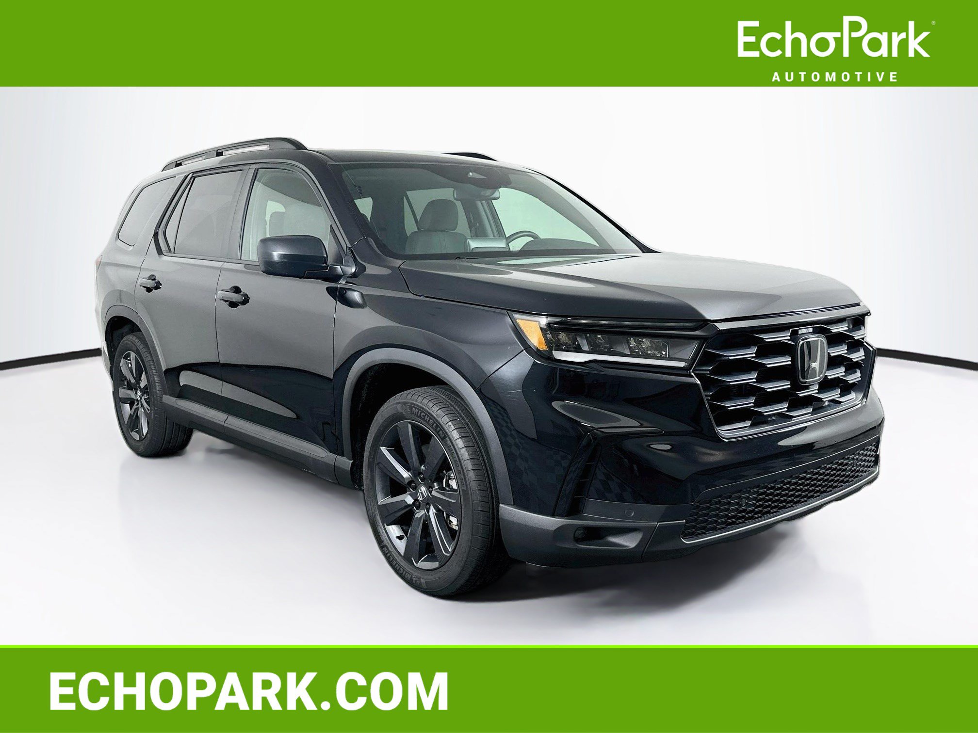 Used 2025 Honda Pilot Sport image 1