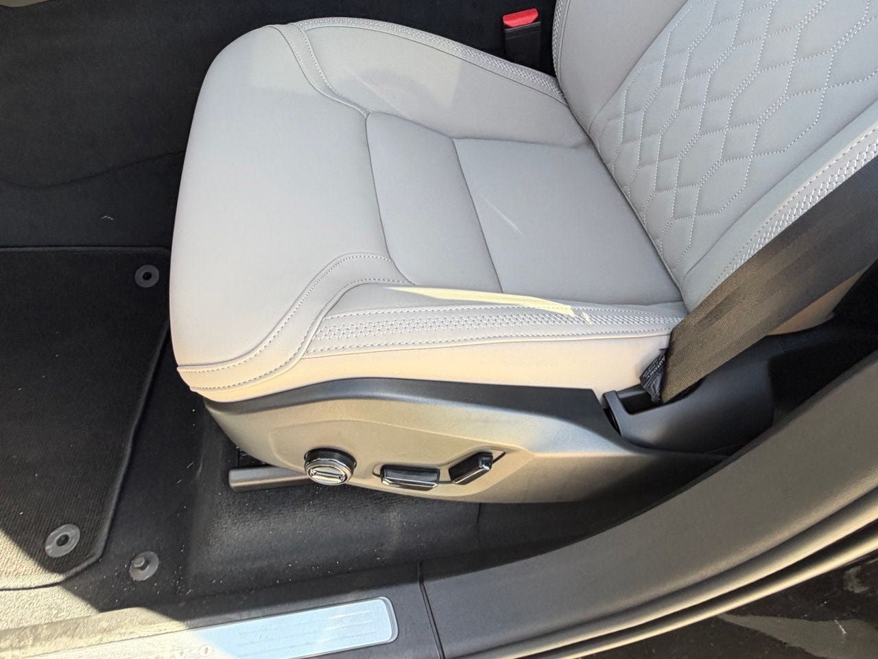 New 2026 Volvo XC90 T8 Plus w/ Protection Package Premier AWD/4WD image 18