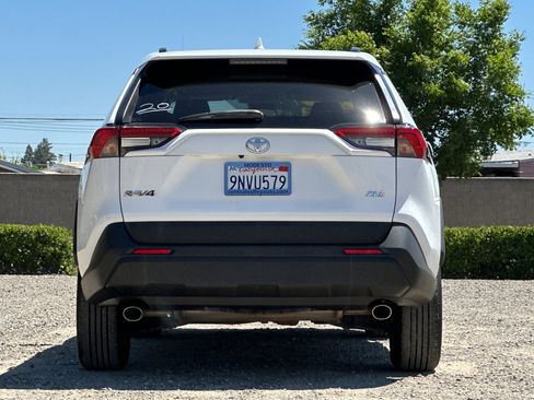 Used 2022 Toyota RAV4 XLE FWD image 5