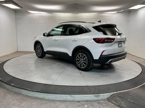 Used 2025 Ford Escape SE w/ PHEV Premium Package image 3