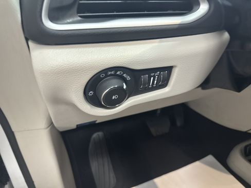 Used 2024 Chrysler Pacifica Touring-L FWD image 17