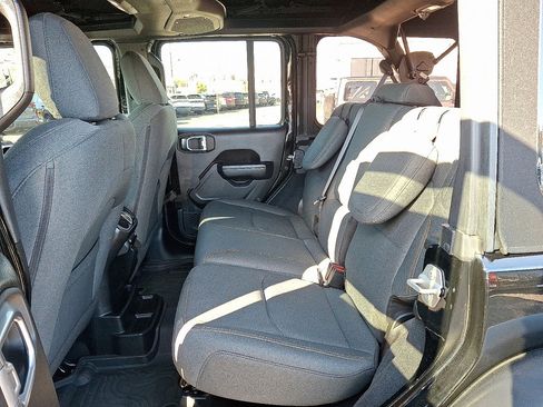 Used 2024 Jeep Wrangler Unlimited image 20