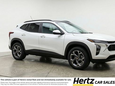 Used 2025 Chevrolet Trax LT FWD image 1