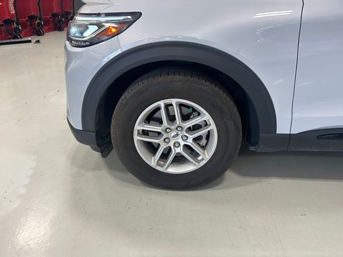 Used 2026 Ford Explorer Active w/ Active Comfort Package RWD image 9