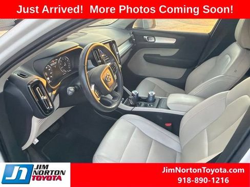 Used 2021 Volvo XC40 T5 Momentum w/ Protection Package Premier AWD/4WD image 9