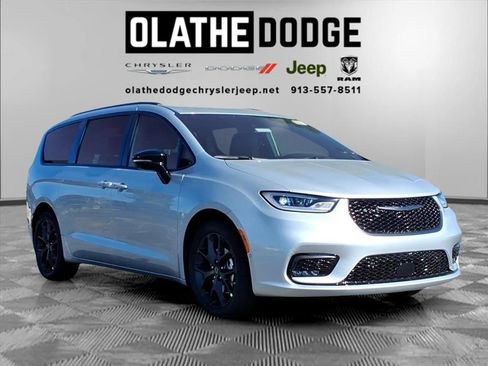 New 2026 Chrysler Pacifica Select image 9