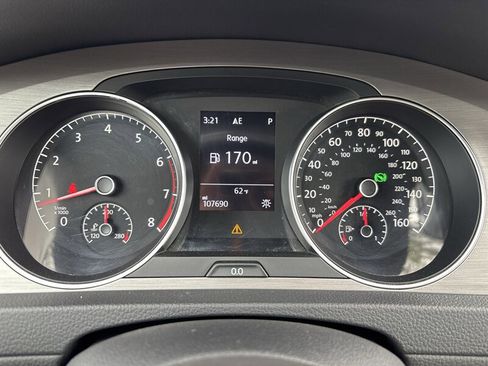 Used 2017 Volkswagen Golf SE image 39