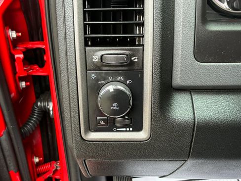 Used 2018 RAM 1500 Express AWD/4WD image 17