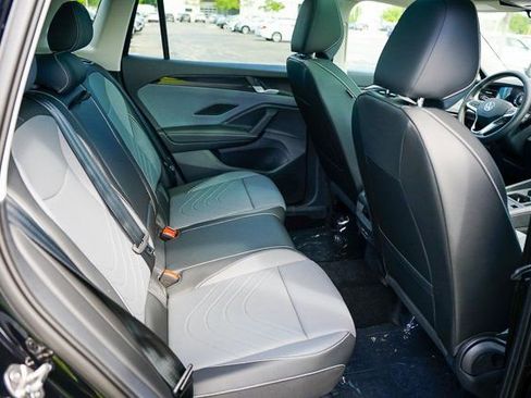 Used 2025 Volkswagen Tiguan SE w/ Panoramic Sunroof Package image 35