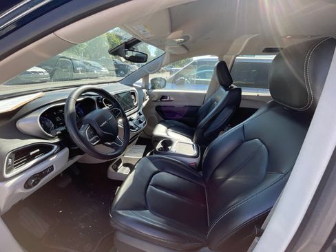 Used 2023 Chrysler Pacifica Touring-L FWD image 5