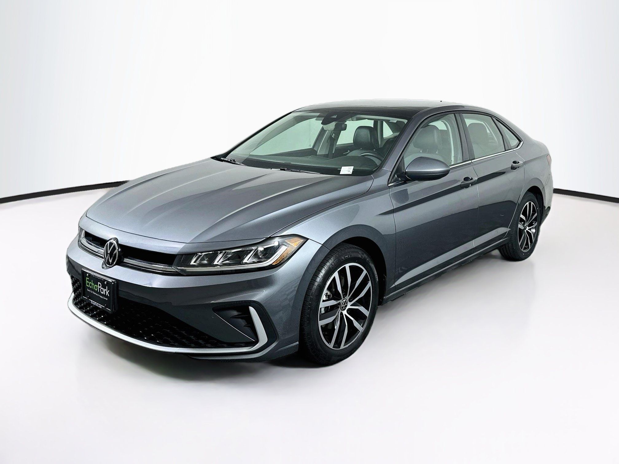 Used 2025 Volkswagen Jetta SE FWD image 3