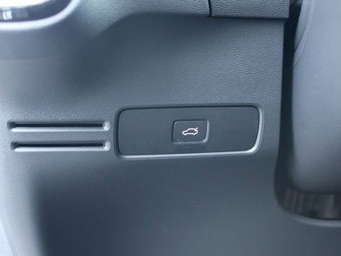 Used 2025 Volvo XC40 B5 Plus image 16