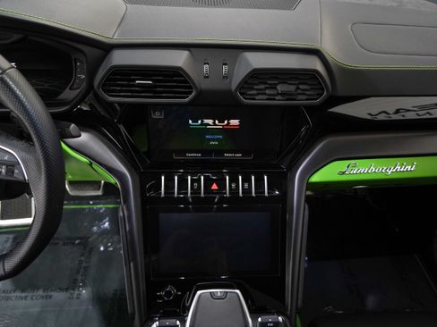 Used 2022 Lamborghini Urus AWD/4WD image 11