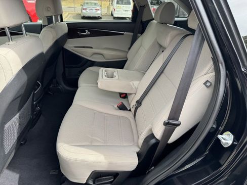 Used 2017 Kia Sorento LX w/ LX Convenience Package image 17