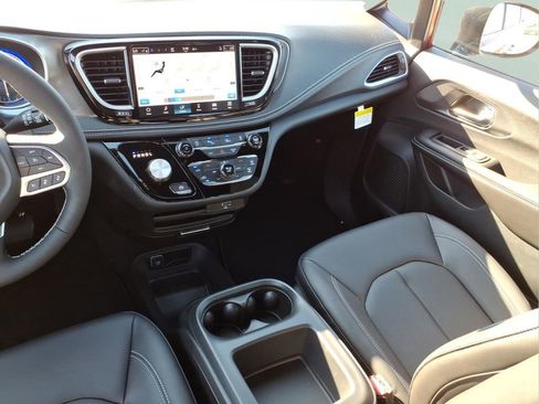 New 2026 Chrysler Pacifica Select AWD/4WD image 17
