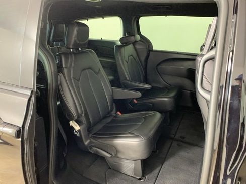 Used 2024 Chrysler Pacifica Touring-L w/ Uconnect Theater Family Group image 38