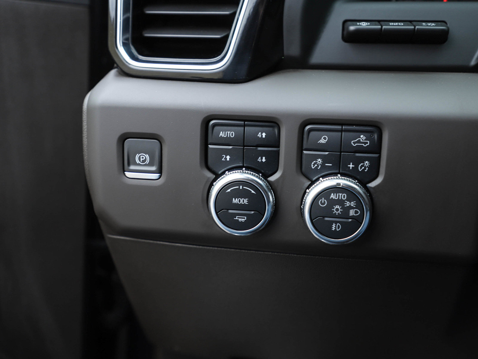 Used 2024 GMC Sierra 3500 Denali w/ Technology Package AWD/4WD image 28