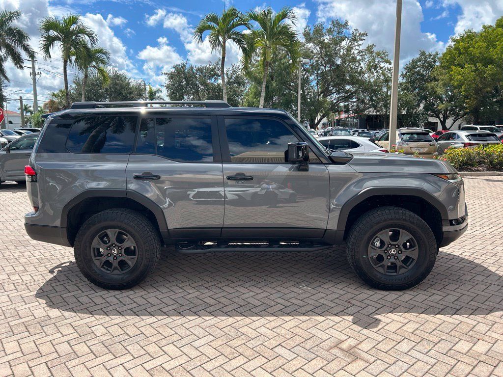 Used 2025 Lexus GX 550 AWD/4WD image 2