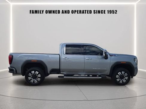 Used 2025 GMC Sierra 3500 Denali w/ Denali Reserve Package AWD/4WD image 2