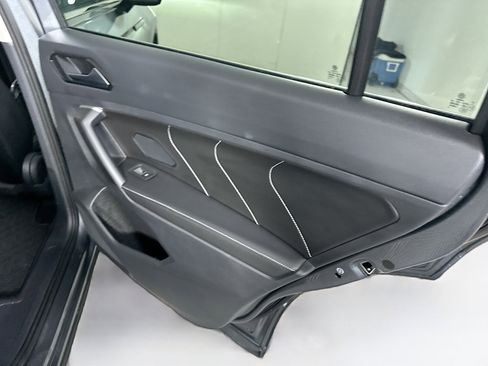 Used 2024 Volkswagen Tiguan SE image 30