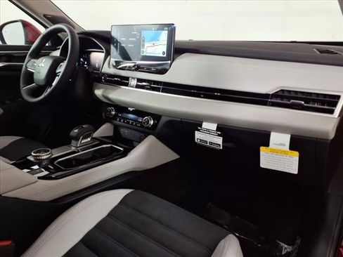 Used 2025 Mitsubishi Outlander SE image 7