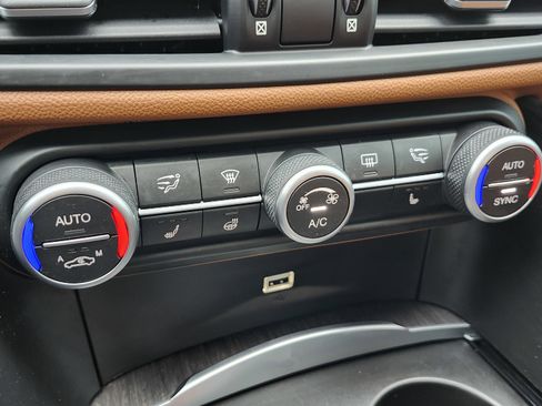 Used 2019 Alfa Romeo Giulia Ti w/ Quick Order Package 22X Lusso image 33