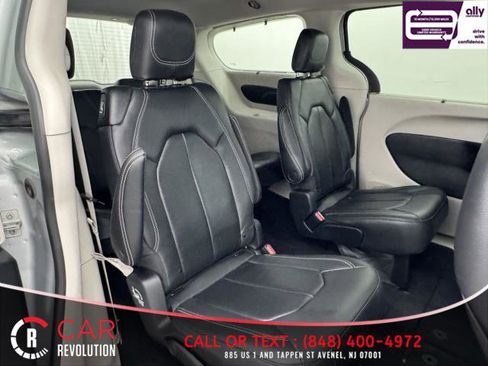 Used 2022 Chrysler Pacifica Touring-L image 57