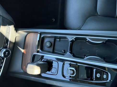 Used 2025 Volvo V60 B5 Cross Country Plus image 9