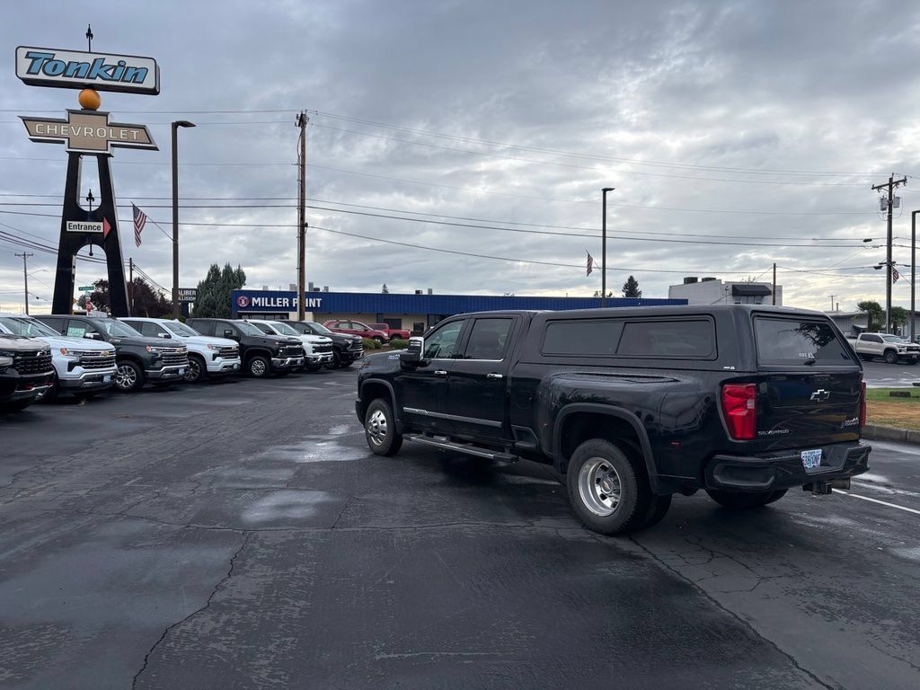 Used 2024 Chevrolet Silverado 3500 High Country w/ High Country Premium Package AWD/4WD image 3