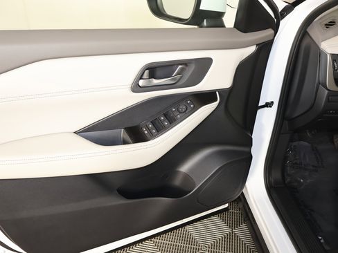 Used 2025 Nissan Rogue SV w/ SV Premium Package image 35