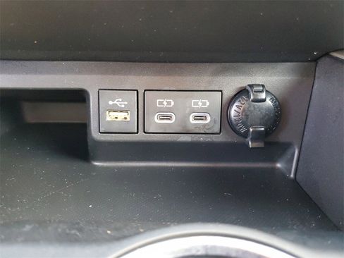 Used 2023 Toyota Highlander LE image 31