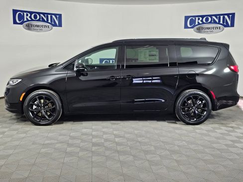 New 2026 Chrysler Pacifica Select image 2