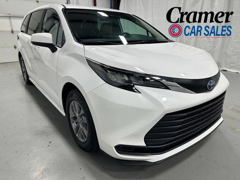 Used 2025 Toyota Sienna LE FWD image 1