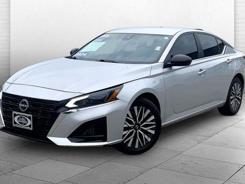 Used 2024 Nissan Altima 2.5 SV AWD/4WD image 13