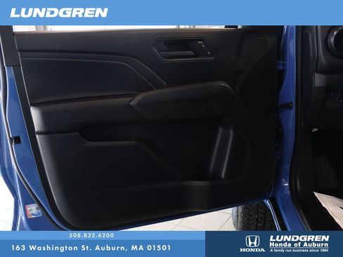 Used 2025 Chevrolet Colorado Trail Boss AWD/4WD image 9