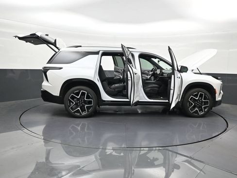 Used 2025 Chevrolet Traverse High Country FWD image 34