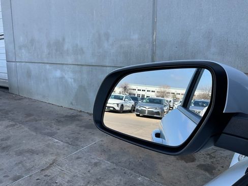 Used 2025 Hyundai Venue SEL image 19