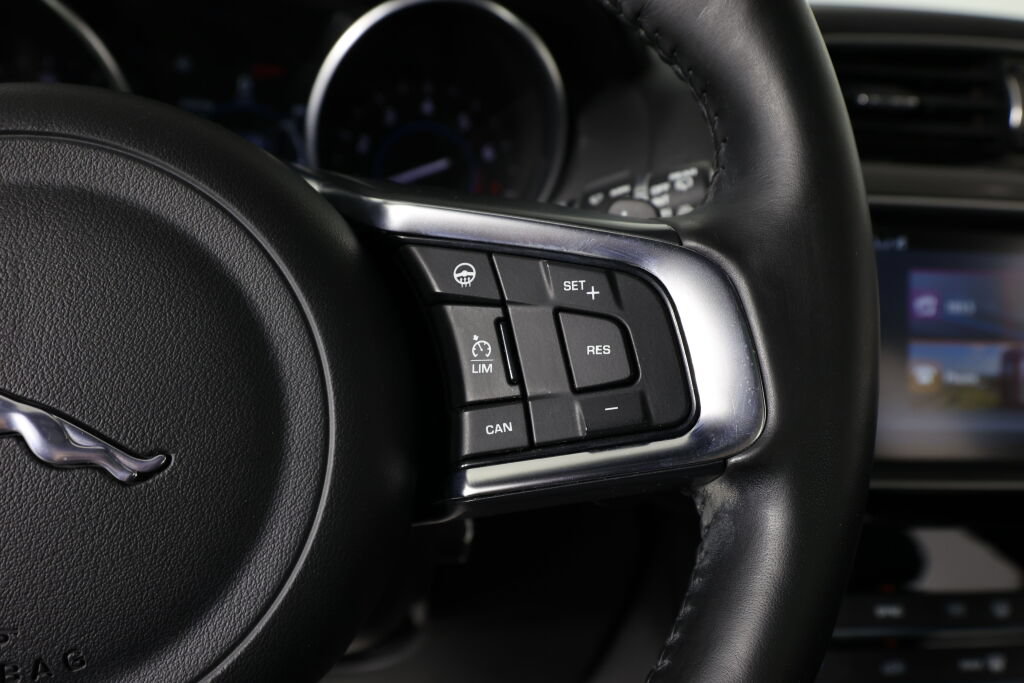 Used 2018 Jaguar F-PACE Prestige AWD/4WD image 35