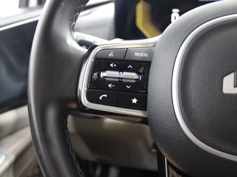 Used 2025 Kia Carnival FWD image 41