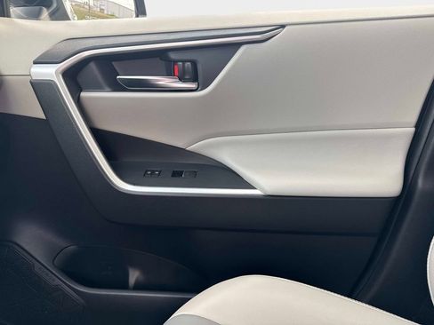 Used 2022 Toyota RAV4 XLE Premium image 47