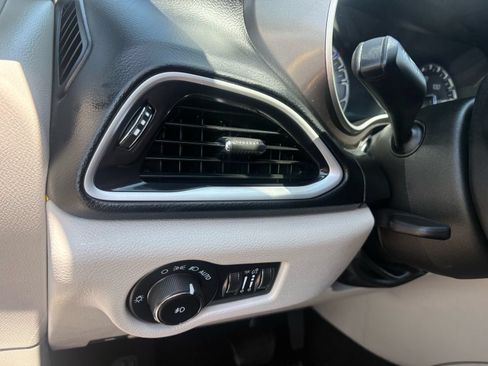 Used 2024 Chrysler Pacifica Touring-L FWD image 17