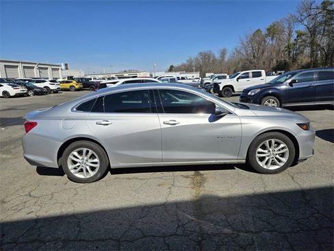 Used 2018 Chevrolet Malibu LT image 2