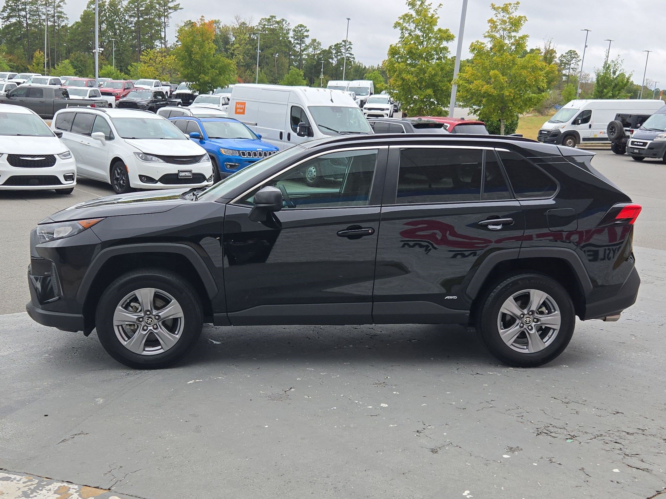 Used 2022 Toyota RAV4 LE AWD/4WD image 4